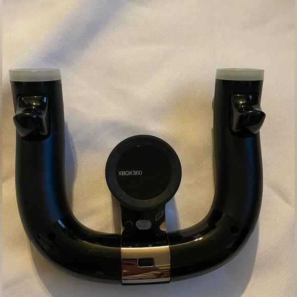 Xbox360 wireless steering wheel controller, uses 2 AA batteries - Picture 2 of 3